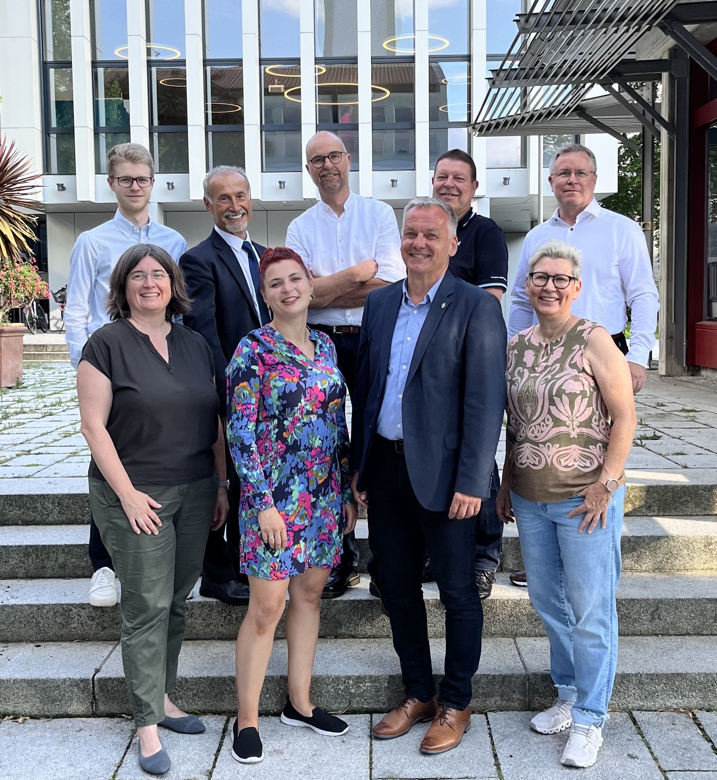 Gruppenfoto unserer Gemeinderätinnen und-räte mit dem Bürgermeister